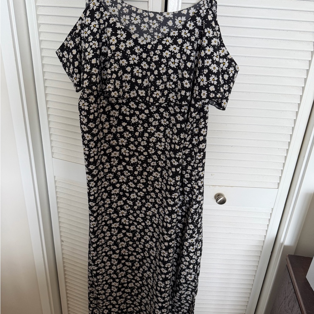 Black Floral Maxi Dress with White Daisy Print - Picture 2 of 2